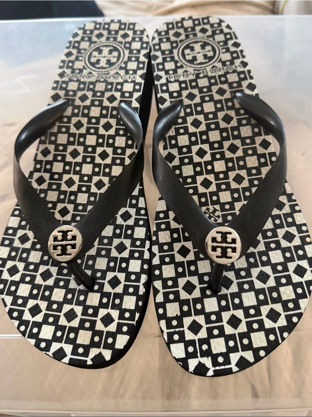 Tory Burch Black & White Geometric Logo Flip Flops Sz 8.5